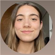 Joven con el título en Bachillerato científico motivada para enseñar y apoyar a los niños .