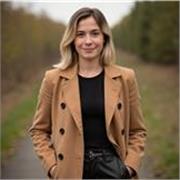 Deutsch- Tutorin, die Kindern und Jugendlichen deutsch näher bringen möchte.