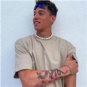 Ciao! Piacere, mi chiamo Andrea e ho 20 anni.