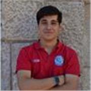 Entrenador personal, formado y en curso de un grado universitario. Pueden ser bilingües
