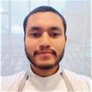 Chef con conocimiento en cocina internacional enseña a personas de todas las edades interesadas en aprender