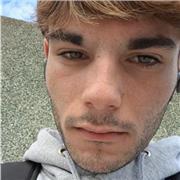 Estudiante universitario imparte clases de refuerzo de lectura a niños