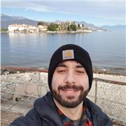 Laureato in Biologia, in possesso di abilitazione alla professione di Biologo, impartisce videolezioni serali in Biologia (patologia generale e genetica, Genetica, fisiologia generale, biologia molecolare, nutrizione, zoologia, botanica, micologia, microb