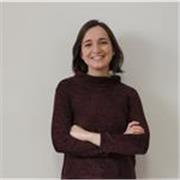 studentessa universitaria che aiuta frequentemente molti ragazzi della scuola media