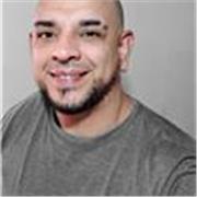 Profesor de español imparte clases a personas de todas las edades