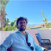 Entrenador de fútbol para niños en verano