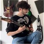 Diplomando in Chitarra Elettrica offre lezioni di Strumento + teoria, armonia e solfeggio