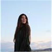 Prof de français et d'anglais. Américaine de souche avec des notions Britanniques. 