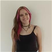 Profesora de inglés imparte clases a niños y adolescentes