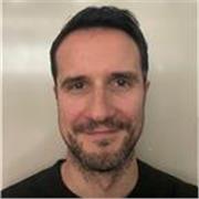 Insegnante offre assistenza per svolgimento compiti ad allievi delle medie e delle superiori