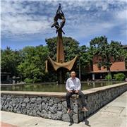 Docente de biología importa clase a niños de todas la edades