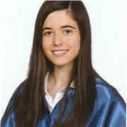 Me defino como una chica trabajadora y desenvuelta a la hora de impartir clases de inglés y de música para todas las edades.