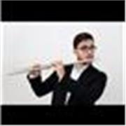 Docente di flauto impartisce lezioni di strumento e teoria musicale a ragazzi ed adulti