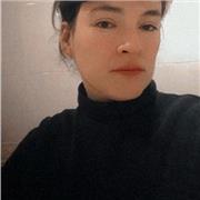 Me defino como una artista multidisciplinar, enamorada del cine y de la pintura, que busca dar clases a cualquier interesado en aprender sobre algún área artística.