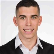 Maestro de Educación Primaria apto para dar clases de todas las materias.