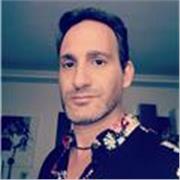 Ciao sono Alessio, sono un insegnante madrelingua. Sono tranquillo e solare e amo condividere successi con i miei studenti