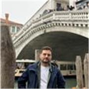 Studente universitario affianca ragazzi delle medie a Milano.