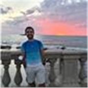 Laureando in biotecnologia impartisce lezioni a studenti liceali e studenti delle medie