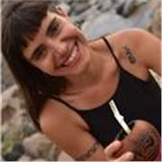 Soy pianista, argentina y Técnica en Música Popular. Toco el piano y canto desde pequeña. Estudié varios años en un conservatorio y culminé los estudios en una escuela municipal de mi ciudad natal
