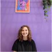 Studentessa universitaria offre lezioni per studenti di scuola media e liceo