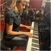 Profesora titulada de piano con mas de 10 años de experiencia en la docencia imparte clases de piano para todas las edades