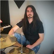 Profesor de música desde antes de haber terminado los estudios. Músico de vocación con las cosas claras y el apoyo de mis padres desde pequeño. Siempre quise ser profesor de música e intérprete. Ahora, con 25 años recién cumplidos puedo decir que lo he lo