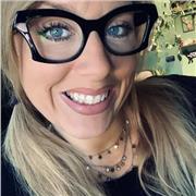 Docente di sostegno impartisce lezione di italiano per stranieri