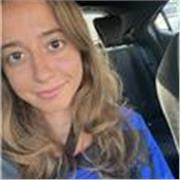 Studentessa della facoltà di chimica all’università di bicocca che offre ripetizioni di chimica a studenti delle superiori e medie