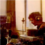 Profesor de producción musical, postproducción de sonido para audiovisuales, diseño sonoro, y también de guitarra.