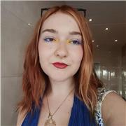 Alumna de cuarto de bellas artes con aptitudes para enseñar a alumnos de diferentes edades.