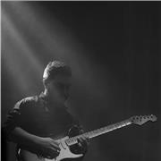 Profesor enseña a tocar guitarra a niños, jóvenes y adultos