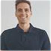 Docente cercano dando refuerzo escolar a estudiantes primaria.