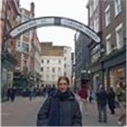 Profesora recién salida de bachillerato científico imparte clases para niños de primaria o ESO.