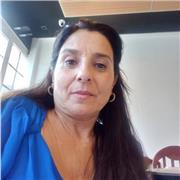 Profesora licenciada en filología hispánica especializada en lingüística imparte clases de español para extranjeros