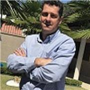 Professor de matemática com ótima didática ajuda os alunos com dificuldades