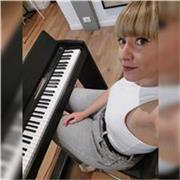 Cantante professionista e vocal coach - tecnica, stile e performance. Teoria, solfeggio, ear training