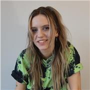 Profesora de inglés y diseño gráfico con experiencia y certificación, ofrece clases particulares en Barcelona para niños y adultos