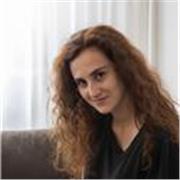 Studentessa universitaria impartisce lezioni di inglese per studenti di liceo/medie