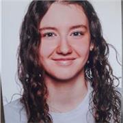 Futura estudiante de magisterio. Daría clase a niños que esten cursando primaria.