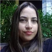 Profesor de clases de apoyo escolar enfocado en niños de primaria