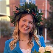 Neolaureata in Biotecnologie impartisce lezioni di Biologia a studenti delle medie o di liceo