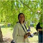 Soy una persona alegre, entusiasta, responsable y empática, y doy clases a niños y adolescentes.