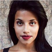 Laureata in Design del gioiello offro lezioni su tecniche artistiche di base, rendering, disegno tecnico e progettazione