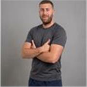 Entrenador personal ofrece clases de fitness adaptadas a tus objetivo