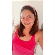 Profesora de español imparte clases a niños de todas las edades