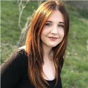 Insegnante di lingua inglese, offre lezioni di lingua, per miglioramento scolastico e sviluppo della lingua parlata