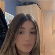 Estudiante de magisterio imparte clases a niños y niñas