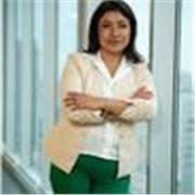 Prrofesora de ingles con una dinamica interactiva en clase