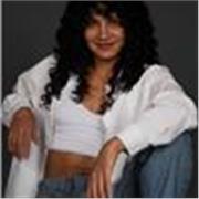 Instructora especializada en danza, movimiento consciente y procesos de crecimiento personal. 