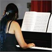 Pianista y cantante desde hace más de 10 años, además de arquitecta, experta en diseño, arte y áreas como matemáticas y física.